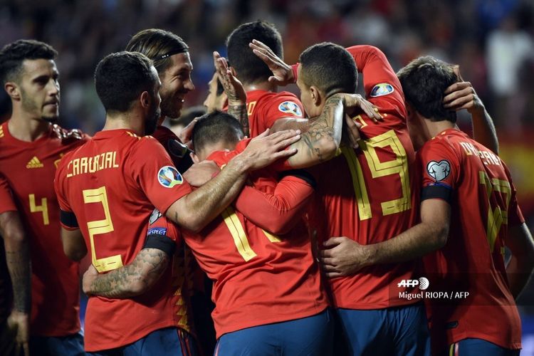 Spains forward Rodrigo (2R) celebrates with teammates scoring the opening goal during the UEFA Euro 2020 qualifier group F football match between Spain and Faroe Islands at El Molinon stadium in Gijon on September 8, 2019. (Photo by Miguel RIOPA / AFP)