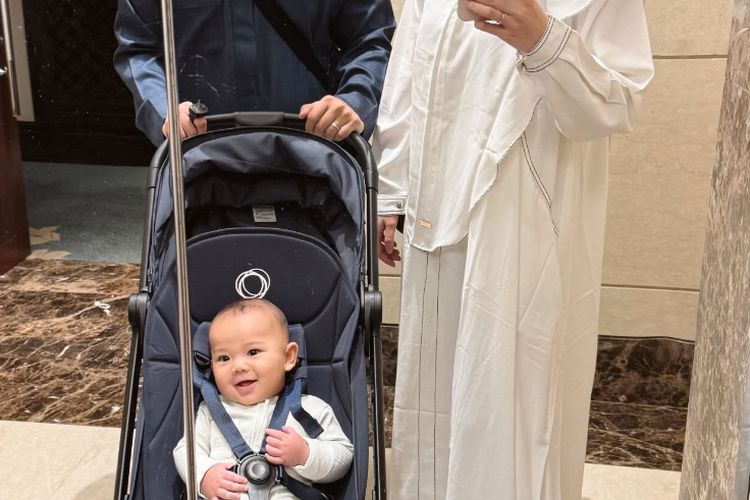 Aaliyah Massaid tampil modis dan syar?i saat umroh. Dari gamis hitam elegan hingga abaya putih minimalis, gaya nyaman ini jadi inspirasi muslimah.