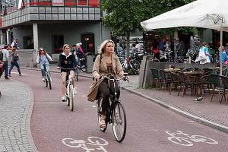 Jalur khusus sepeda di Amsterdam.
