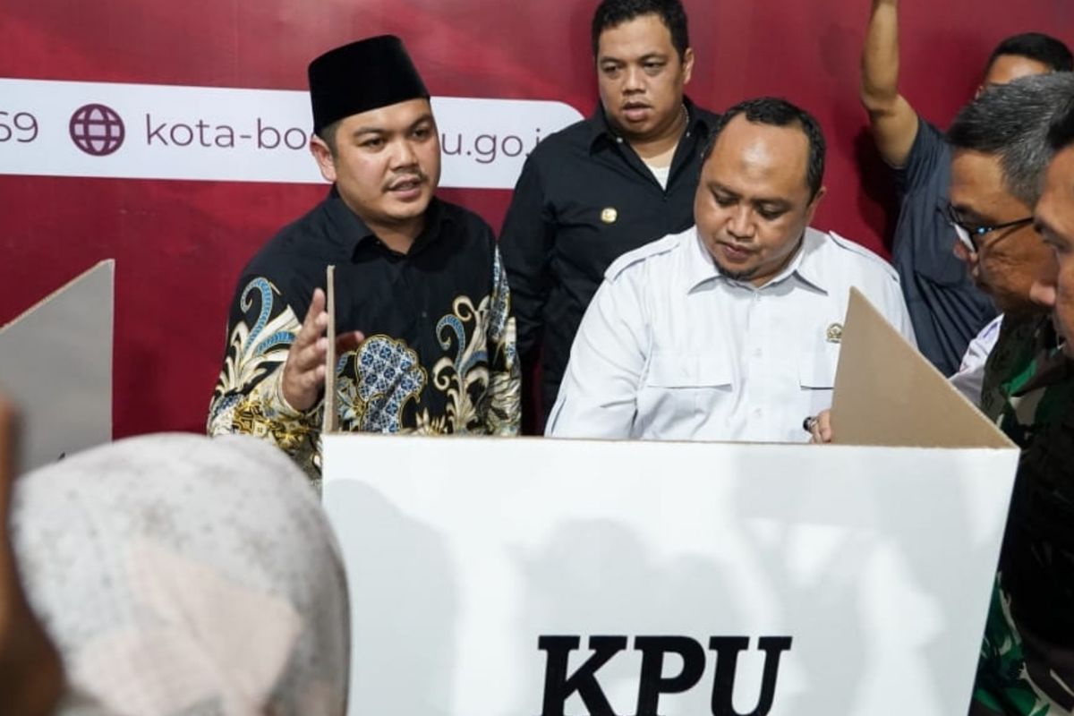 Ketua DPRD Kota Bogor Atang Trisnanto saat mengikuti simulasi pemungutan dan penghitungan suara.