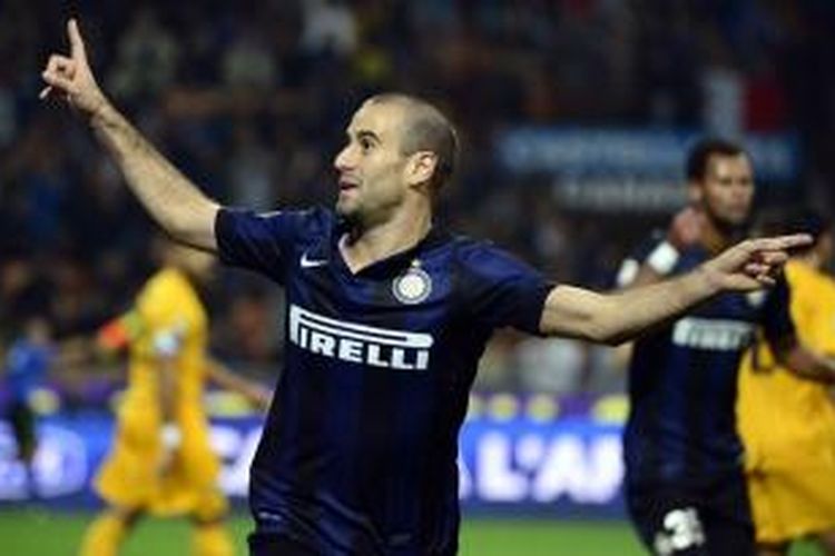 Penyerang Inter Milan, Rodrigo Palacio, merayakan golnya ke gawang Hellas Verona saat kedua tim bertemu dalam lanjutan Serie-A di Giuseppe Meazza, Sabtu (26/10/2013). 