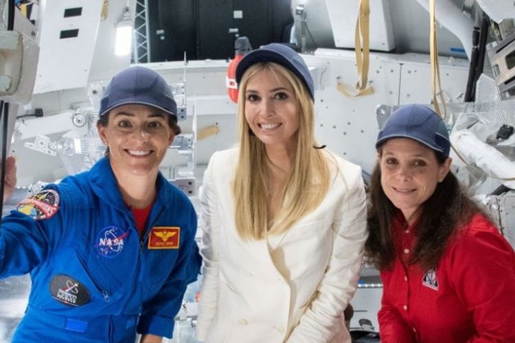 Ivanka Trump saat mengunjungi markas NASA
