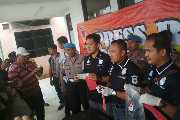 Polisi menembak mati dua pelaku perampokkan disertai pemerkosaan terhadap W (45) , warga Cikampek, Karawang.