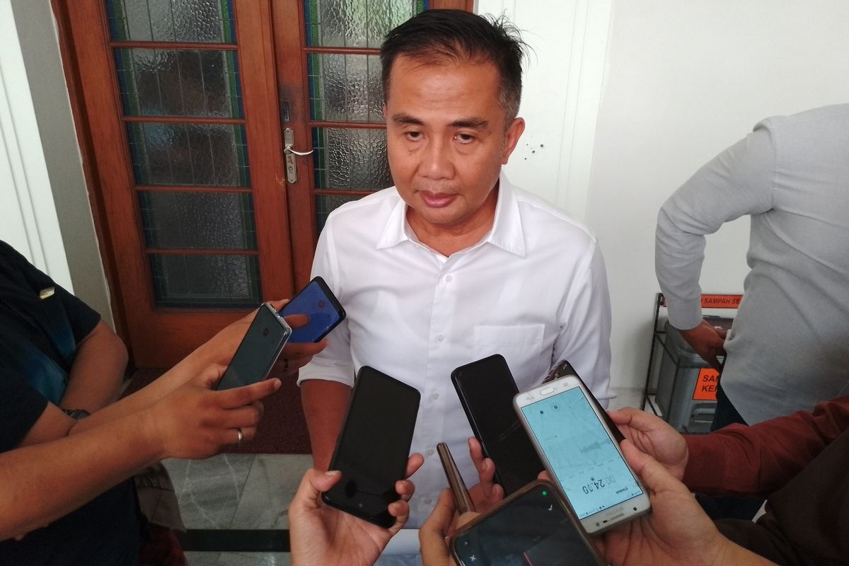 Pj Gubernur Jabar Bey Machmudin usai rapat dipimpinan di Ruang Manhlayang Gedung Sate, Kota Bandung, Selasa (14/11/2023).