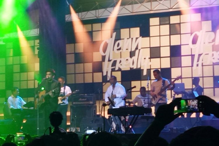 Glenn Fredly saat beraksi di atas panggung Line Concert yang digelar di Medan International Convention Center, Medan Sunggal, Sumatera Utara, Sabtu (27/1/2018).