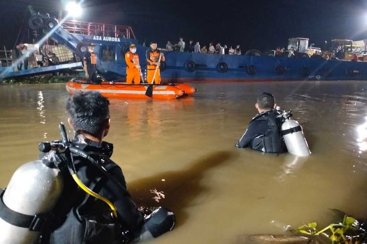 Tim SAR lakukan pencarian korban tenggelam di Sungai Mahakam