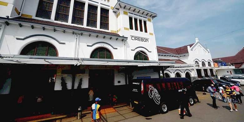 Stasiun Cirebon yang dibangun tahun 1911 dengan arsitektur yang masih dipertahankan hingga kini masih dioperasikan, Sabtu (7/12/2013).