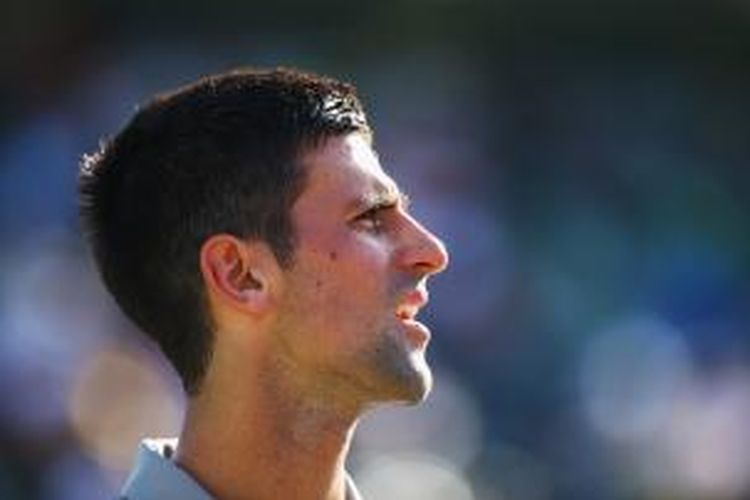 Petenis Serbia Novak Djokovic bereaksi setelah kehilangan poin saat menghadapi Jeremy Chardy dari Perancis, pada babak kedua Sony Open di Crandon Park Tennis Center, Miami, Jumat (21/3/2014).  Djokovic menang 6-4, 6-3.