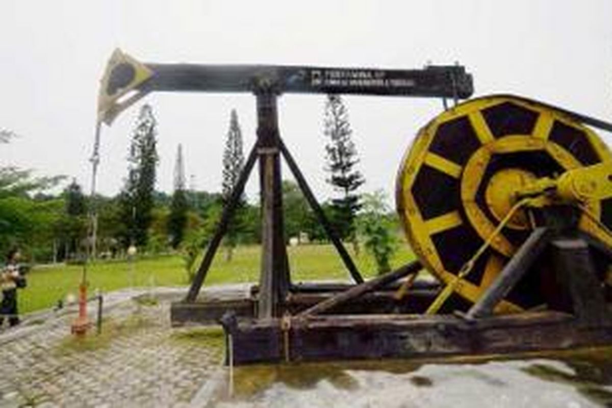 Monumen pompa angguk kuno berdiri di kawasan kompleks Perumahan PT Pertamina EP di Sangasangan, Kabupaten Kutai Kartanegara, Kalimantan Timur, Sabtu (5/10/2013). Pompa ini dioperasikan pada tahun 1930 di Sumur Anggana dengan kemampuan memompa 560 barrel minyak per hari dan menjadi bukti sejarah dimulainya eksplorasi minyak di Kalimantan.