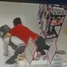 Tak Takut, Pegawai Alfamart di Brebes Duel dengan 2 Perampok, Aksinya Terekam CCTV