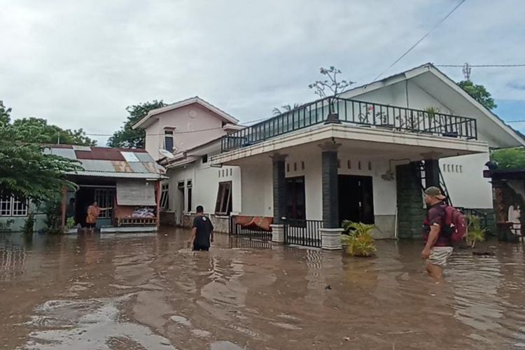 Banjir menerjang Dusun Namangjawa, Desa Namangkewa, Kecamatan Kewapante, Kabupaten Sikka pada Jumat (19/4/2024).