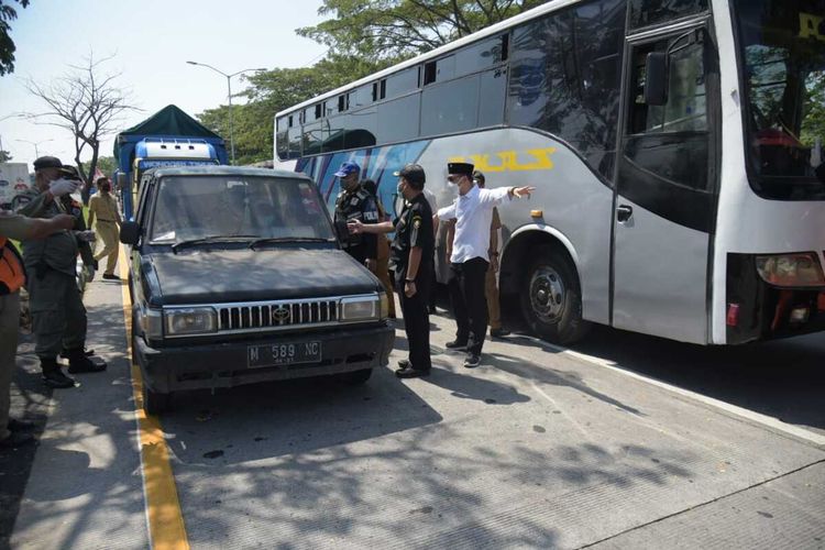 Wali Kota Surabaya Eri Cahyadi saat memimpin penyekatan di cek point Jembatan Suramadu sisi Surabaya, Selasa (8/6/2021).