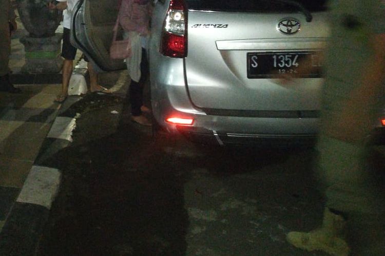 Pasangan mudi mudi ditangkap karena berbuat mobil di dalam mobil yang berhenti di depan rumah dinas wakil bupati Tuban, Rabu (15/7/2020) malam. 
