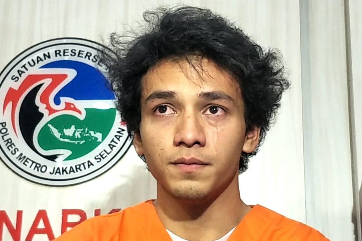 Artis peran Jefri Nichol dalam jumpa pers di Polres Metro Jakarta Selatan, Kamis (25/7/2019). Ia ditangkap polisi karena penyalahgunaan narkoba jenis ganja.