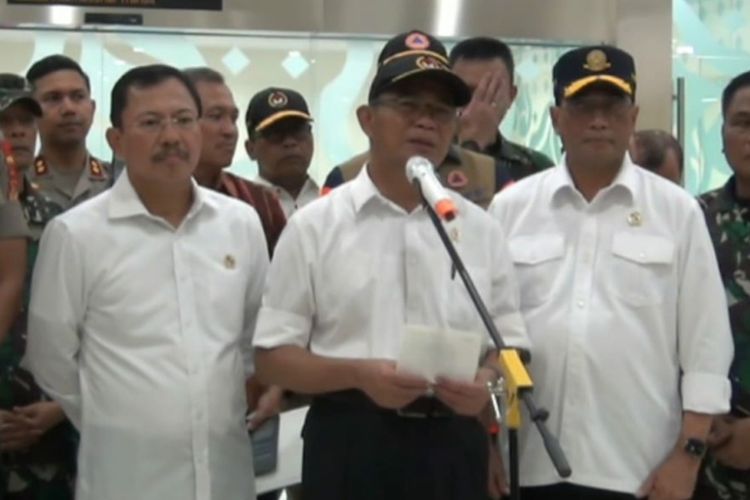 Menteri Koordinator Pembangunan Manusia dan Kebudayaan Muhadjir Effendy, Menteri Kesehatan Terawan Agus Putranto dan Menteri Perhubungan Budi Karya Sumadi saat menghadiri konferensi soal evakuasi ABK Diamond Princess di Bandara Kertajati, Kabupaten Majalengka, Minggu (1/3/2020).