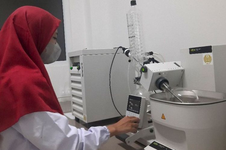 Mahasiswa Universitas Negeri Surabaya (Unesa) saat melakukan penelitian di laboratorium.