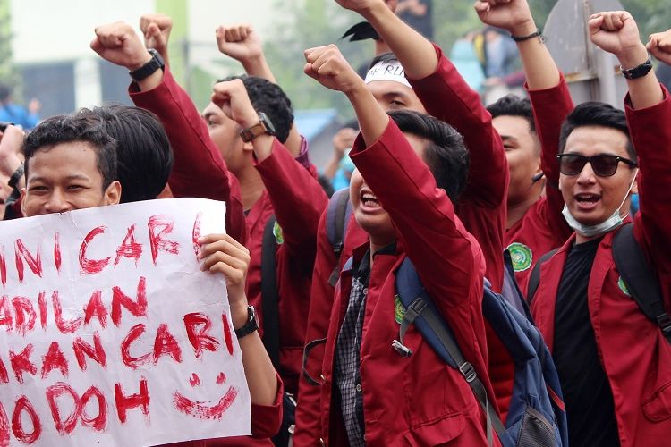 Sejumlah mahasiswa Universitas Muhammadiyah Pontianak berunjuk rasa di DPRD Provinsi Kalimantan Barat di Pontianak, Rabu (25/9/2019). Dalam aksi damai yang diikuti mahasiswa dari berbagai kampus se-Pontianak tersebut mereka menolak UU KPK hasil revisi, pengesahan Rancangan KUHP serta RUU Pertanahan. ANTARA FOTO/Jessica Helena Wuysang/foc.