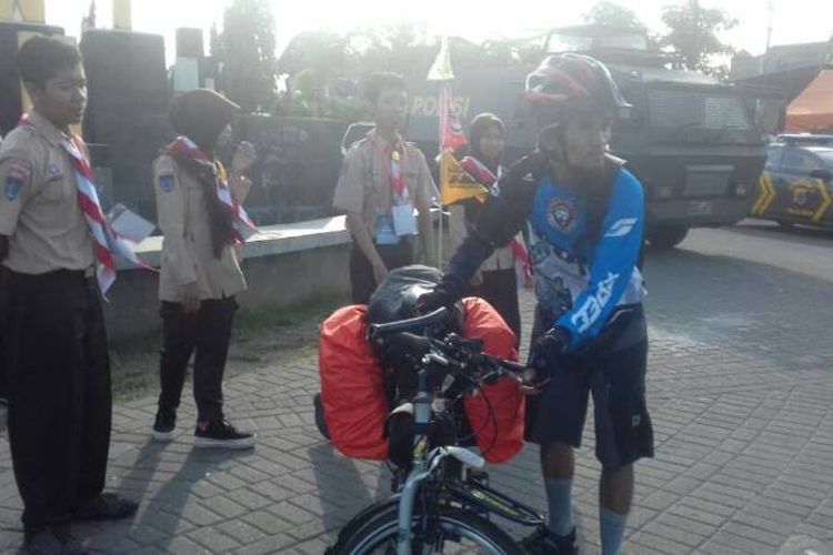 Raharjo (41), warga Cikopo, Bandung, Jawa Barat, memilih mengayuh sepeda pulang ke Madiun, Jawa Timur, dari Bandung, Jawa Barat.