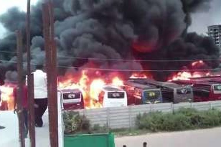 Puluhan bus dibakar di sebuah pul di India.