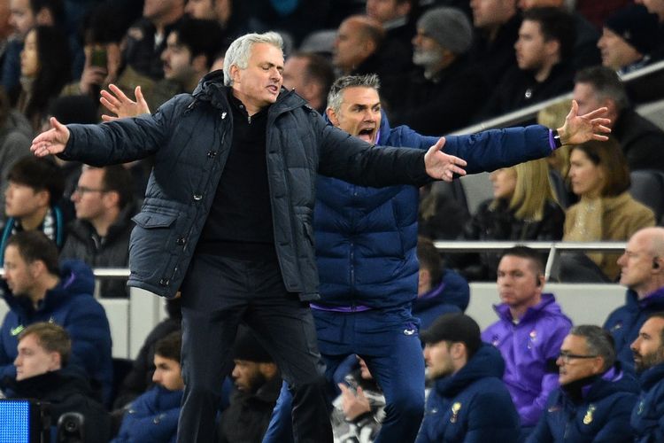 Ekspresi Jose Mourinho pada laga Tottenham Hotspur vs Chelsea dalam lanjutan pekan ke-18 Liga Inggris 2019-2020.