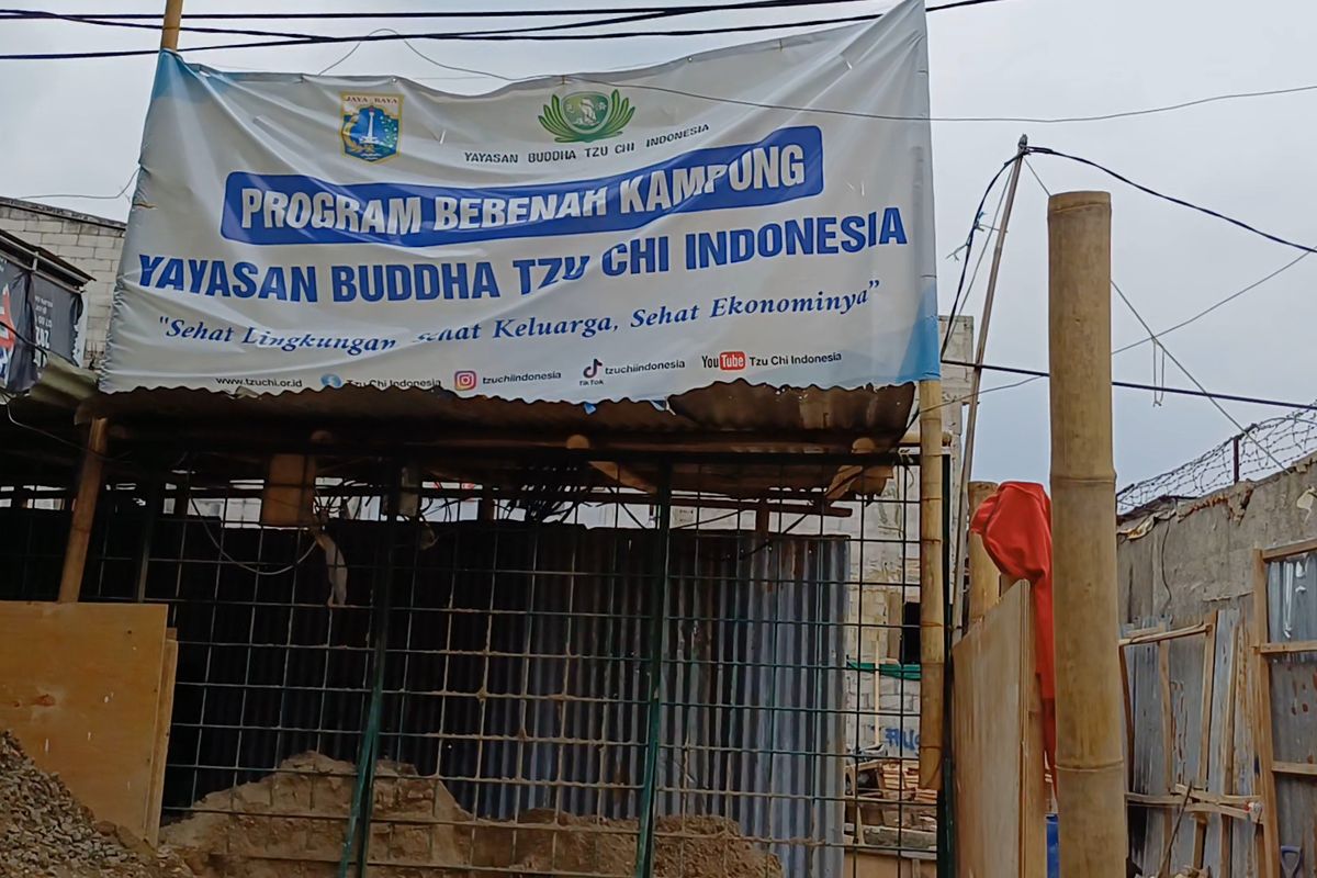 Program Bebenah Kampung di RW 12, Tanah Tinggi, Johar Baru, Jakarta Pusat, Kamis (25/4/2024).