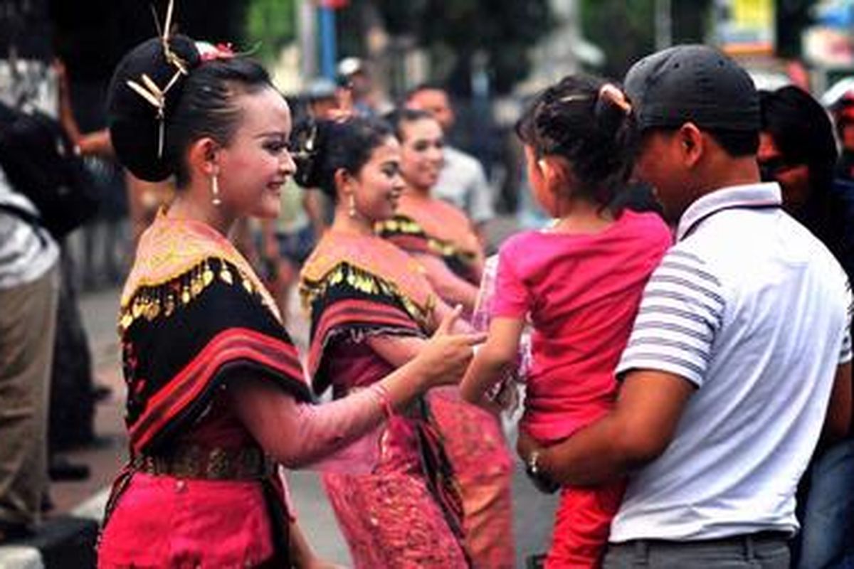 Penampilan tari tor-tor diiringi gordang sambilan (gendang sembilan) di halaman Taman Budaya Sumatera Utara, Medan, Senin (18/6/2012). Pertunjukkan ini sebagai bentuk kepedulian budayawan dan seniman Sumut terhadap tor-tor dan gendang sembilan asli Mandailing yang rencanannya didaftarkan Pemerintah Malaysia ke dalam seksi 67 Akta Warisan Kebangsaan 2005. 