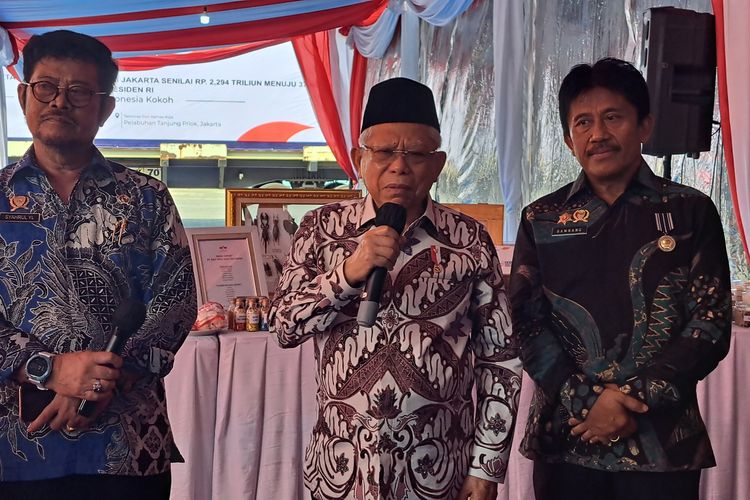Wakil Presiden Ma'ruf Amin memberikan keterangan pers seusai melepas ekspor komoditas pertanian di Terminal Peti Kemas Koja, Pelabuhan Tanjung Priok, Jakarta, Selasa (15/8/2023).