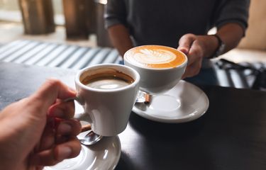 Ilustrasi minum kopi. Bolehkah penderita hipertensi minum kopi pagi?