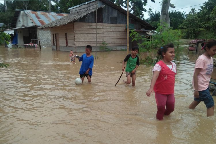 Foto// Suasana Rumah Warga Terendam Banjr Dikelurahan Gebang Rejo,Poso Kota Pada Selasa (30/4/2019)