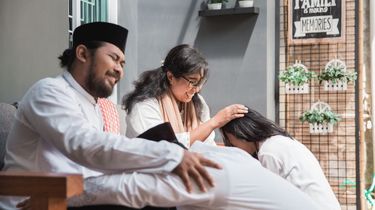 35 Ucapan Sungkeman Lebaran 2026 Bahasa Jawa, Halus untuk Orangtua