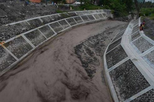 Waspada, Erupsi Gunung Merapi Ancam Tol Solo-Yogyakarta