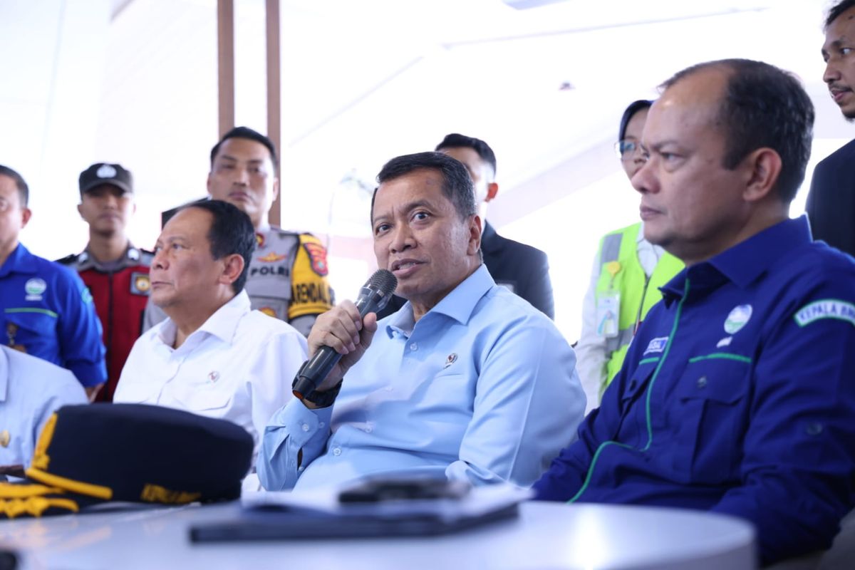 Wakil Menteri Pendayagunaan Aparatur Negara dan Reformasi Birokrasi (PANRB) Purwadi Arianto melaksanakan peninjauan terhadap penyelenggaraan layanan angkutan umum di kawasan Bandara Soekarno Hatta dan Pelabuhan Tanjung Priok, Rabu,(18/3/2026). 
