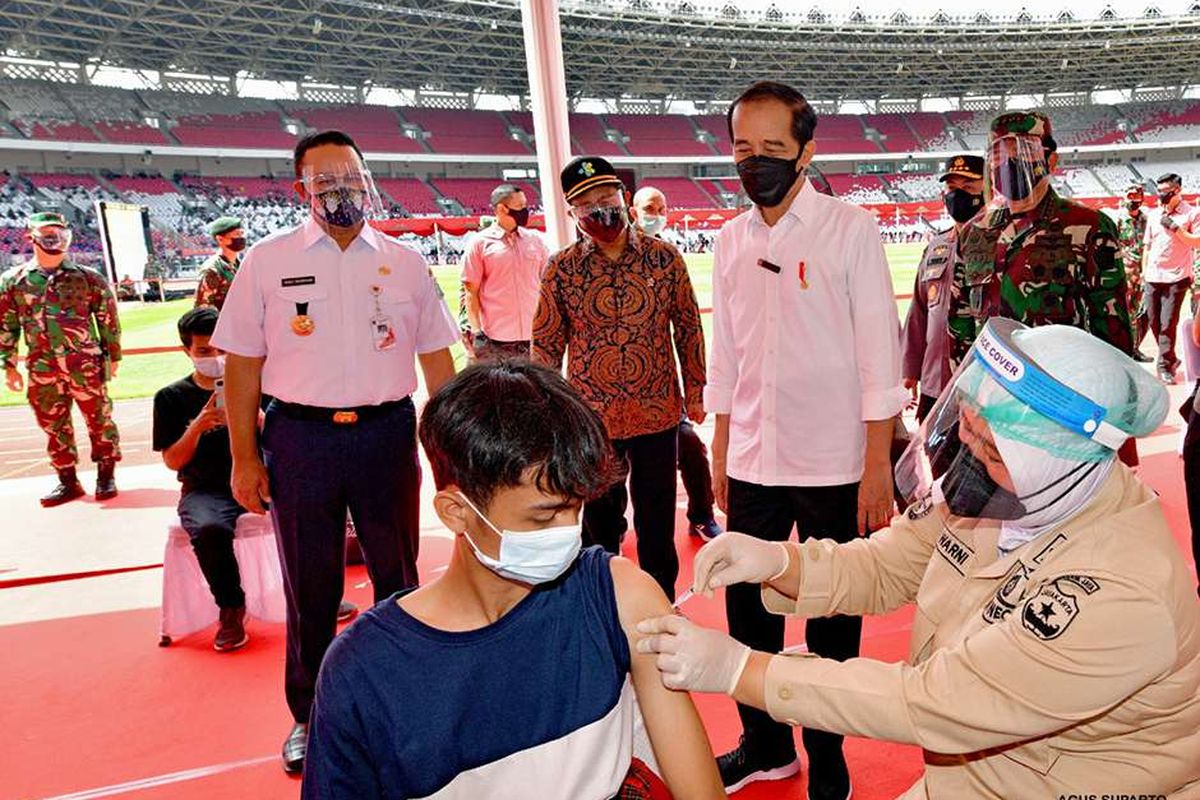 Presiden Joko Widodo meninjau program vaksinasi Covid-19 kepada masyarakat di Gelora Bung Karno (GBK), Jakarta, Sabtu (26/6/2021). Dalam peninjauannya, Jokowi mengatakan ia akan meminta Panglima TNI Hadi Tjahjanto, Kapolro Listyi Sigit dan Menteri Kesehatan Budi Gunadi Sadikin untuk memasok vaksin sebanyak mungkin ke daerah.