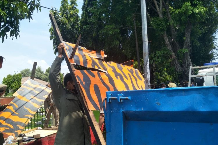 Ratusan gardu milik organisasi masyarakat (ormas) di Jakarta Timur sedang dalam proses pembongkaran.