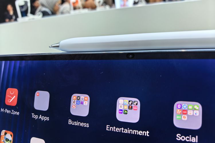 Walau tipis, bezel layar tablet ini sekaligus menampung kamera depan perangkat yang didesain mungil. Kombinasi bezelnya yang hitam dan ukuran kamera depan perangkat yang kecil, membuat keberadaan kamera tersebut cukup samar. Bila dilihat sekilas saja, tablet ini bahkan seolah tak memliki kamera selfie atau video call.