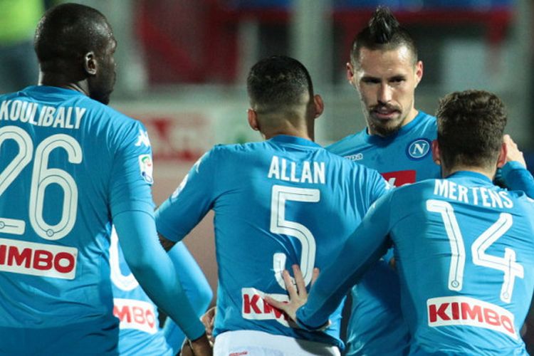 Gelandang Napoli, Marek Hamsik (kedua dari kanan), mendapat ucapan selamat dari rekan-rekannya setelah berhasil membobol gawang Crotone dalam pertandingan Liga Italia 2017-2018 di Stadion Ezio Scida, Crotone, Italia, pada Jumat (29/12/2017).