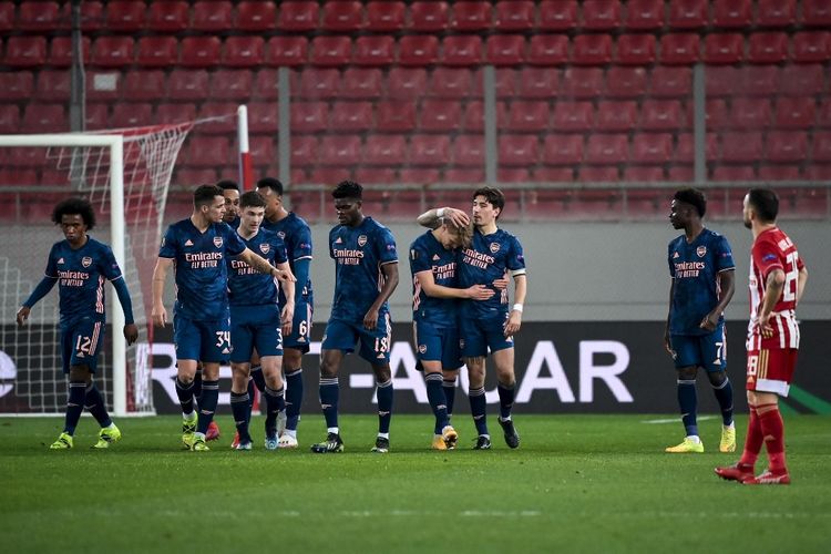 Para pemain Arsenal merayakan gol Martin Odegaard (tengah) ke gawang Olympiakos pada laga leg pertama babak 16 besar Liga Europa 2020-2021 di Stadion Giorgios Karaiskakis, 11 Maret 2021. 
