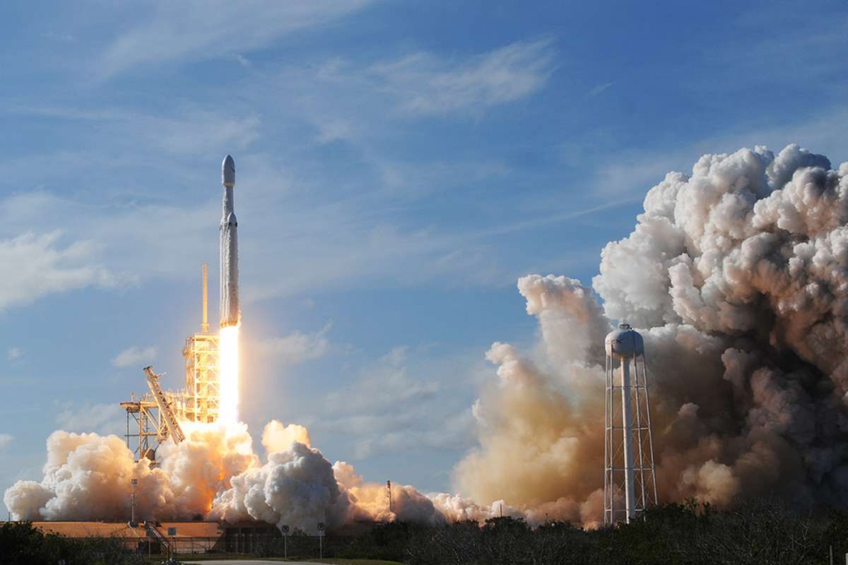 Roket Falcon Heavy milik SpaceX diluncurkan dari Pad 39A di Kennedy Space Center di Florida, AS, Selasa (6/2/2018) waktu setempat. Roket yang diklaim paling kuat di dunia itu meluncur sambil membawa mobil sport Tesla milik Elon Musk dalam misi uji coba melintasi luar angkasa.