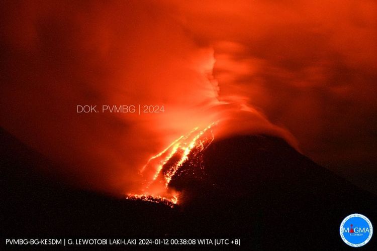 Visual aliran lava pijar gunung Lewotobi Laki-Laki dari Desa Nurri, Nurabelen, Kecamatan Ilebura, Kamis (11/1/2024) pukul 22.09 Wita.