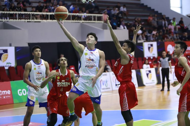 Pertandingan uji coba seri ketujuh IBL Pertamax 2018-2019 mempertemukan Satria Muda Pertamina Jakarta versus Kalila Indonesia Warriors, di GOR Bimasakti, Malang, Jawa Timur, Sabtu (9/2/2019).