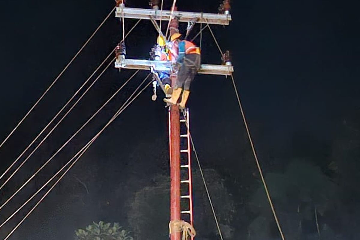 Petugas PLN ketika memperbaiki salah satu jaringan distribusi tegangan menengah yang sempat terdampak bencana di Aceh.