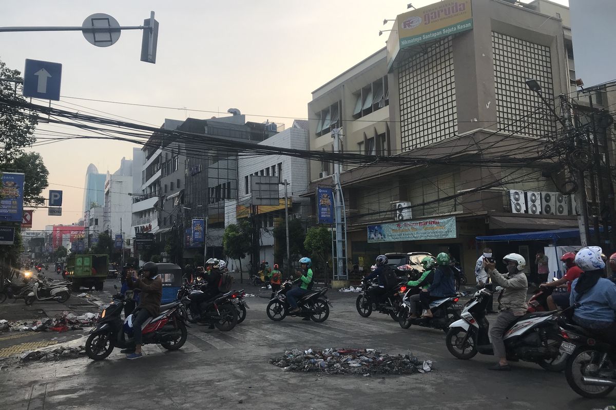 Sejumlah pengendara motor yang melintasi perempatan Sabang dari arah Bundaran Hotel Indonesia (HI) menuju arah Monumen Nasional (Monas) nampak berhenti sejenak untuk mengabadikan foto dan video bekas kericuhan antara massa dengan petugas kepolisian yang terjadi Rabu (22/5/2019) hingga Kamis (23/5/2019) pagi tadi.