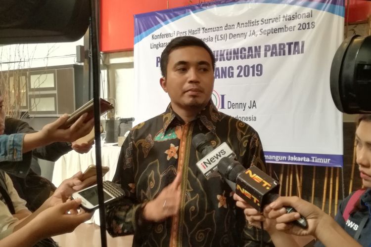 Peneliti LSI Denny JA Adjie Alfaraby dalam rilis survei di kantornya, Jakarta, Rabu (12/9/2018).