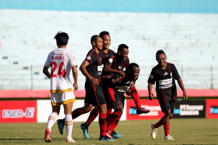 Pemain Persipura Jayapura Ibrahim Conteh menggendong Gunansar Mandowen seusai mencetak gol pertama ke gawang PSM Makassar pada Pekan 21 Liga 1 2019 yang berakhir dengan skor 3-1 di Stadion Gelora Delta Sidoarjo, Jawa Timur, Jumat (27/09/2019) malam.