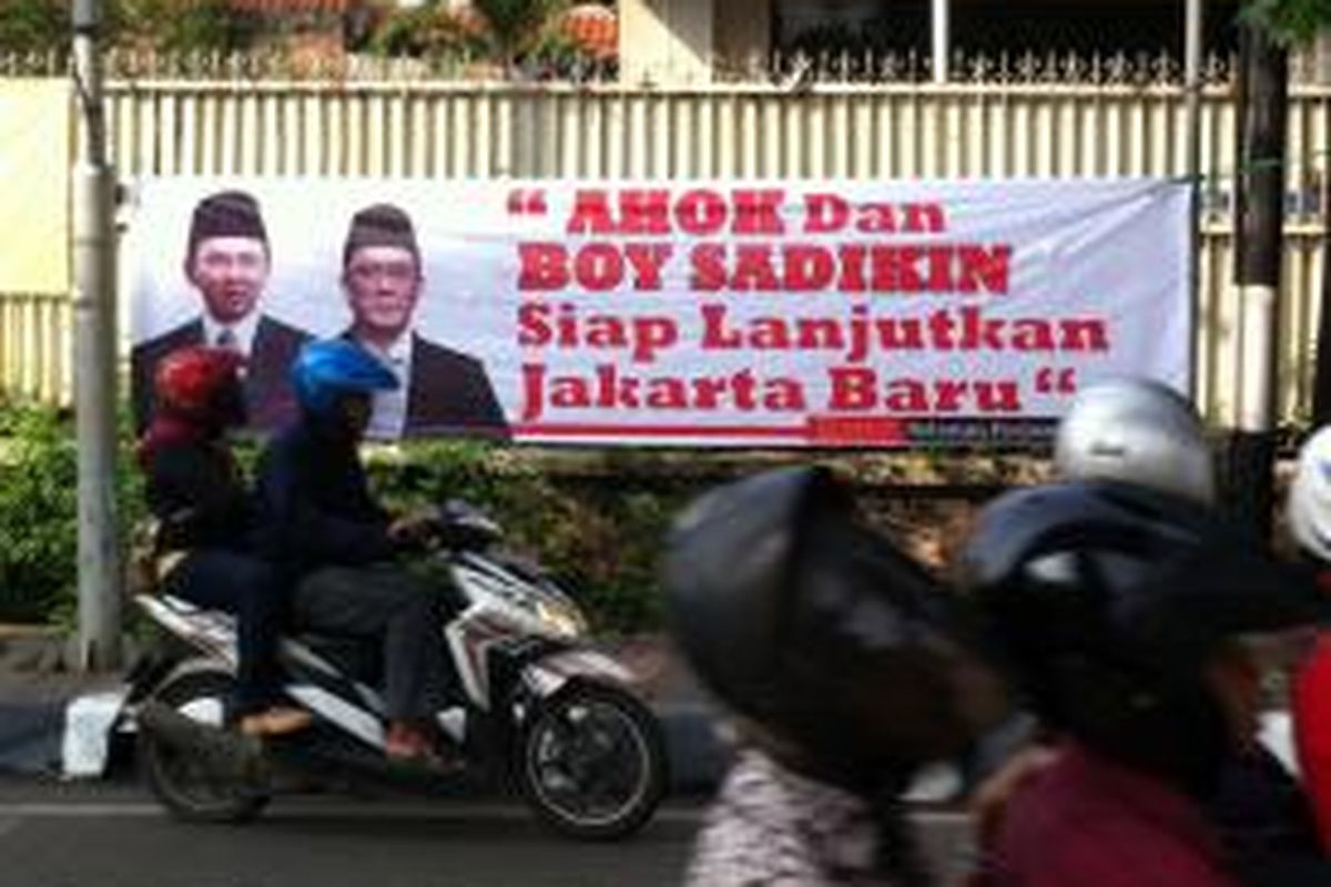  Spanduk dukungan terhadap politisi PDI Perjuangan Boy Sadikin untuk menjadi Wakil Gubernur DKI Jakarta terpasang di kawasan Blok M, Jakarta Selatan.