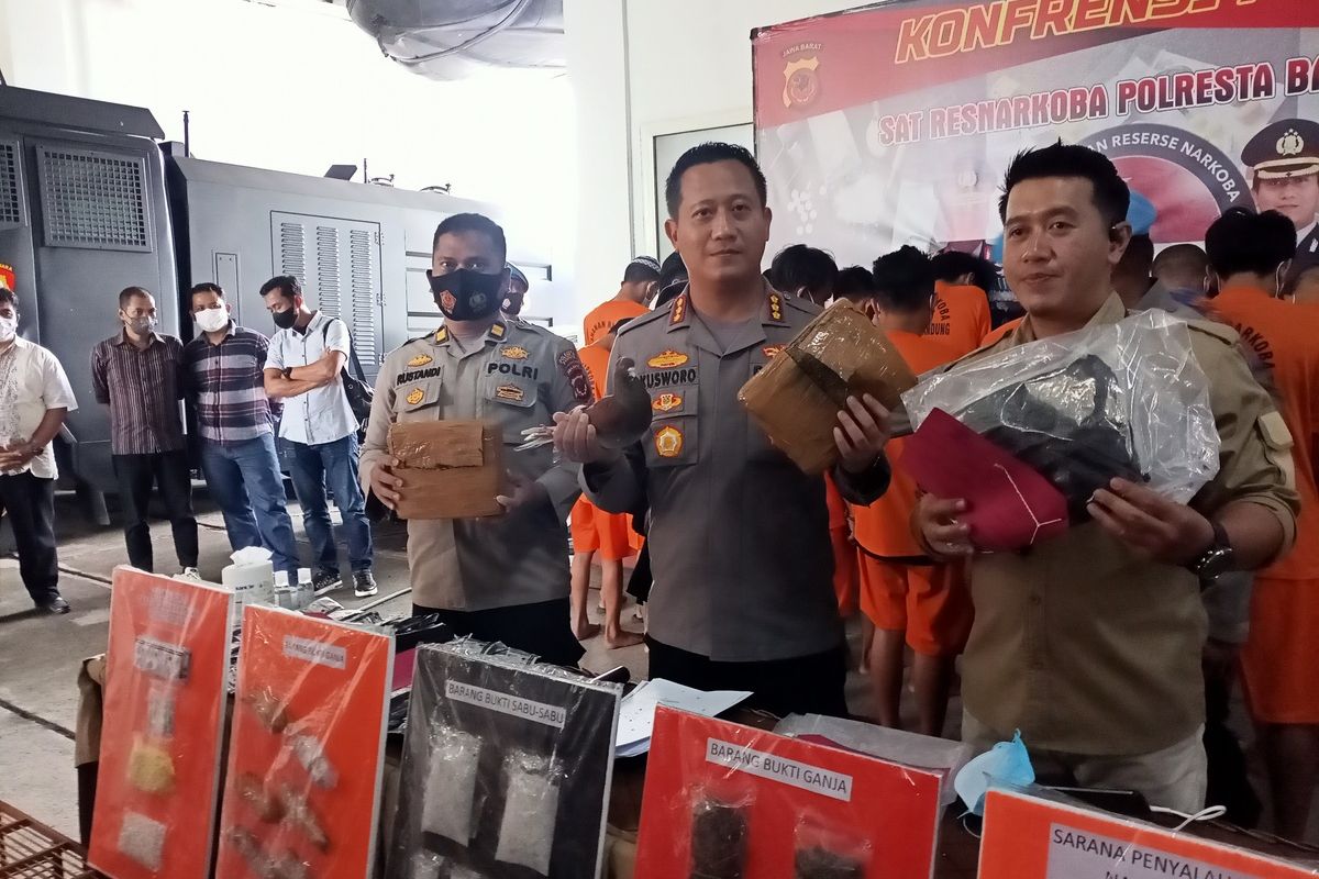 Jajaran Satresnarkoba Polresta Bandung berhasil mengamankan tiga orang pelaku dari Komunitas Merpati Kontes yang gunakan ganja sebagai pakan agar menjuarai kompetisi. Polisi juga mengamankan 20 ekor merpati dan ganja sebanyak 3 Kilogram.
