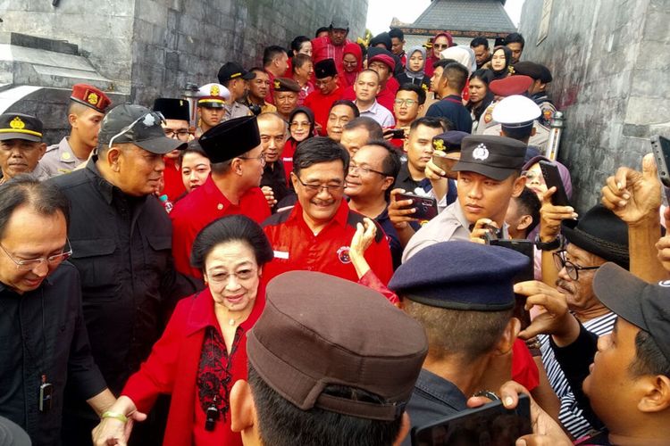 Ketua Umum PDI Perjuangan Megawati Soekarnoputri berziarah ke Makam Bung Karno bersama pasangan Capres Ganjar Pranowo dan Cawapres Mahfud MD, Jumat (3/11/2023)