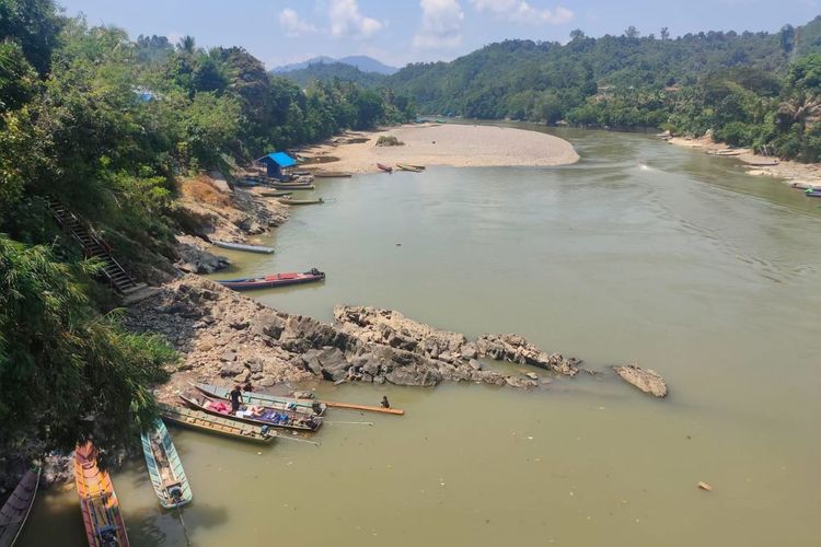 Kemarau Bikin Sungai Mahakam Menyusut, Sembako-BBM Sulit, Camat Long Apari: Mati Kutu Kami