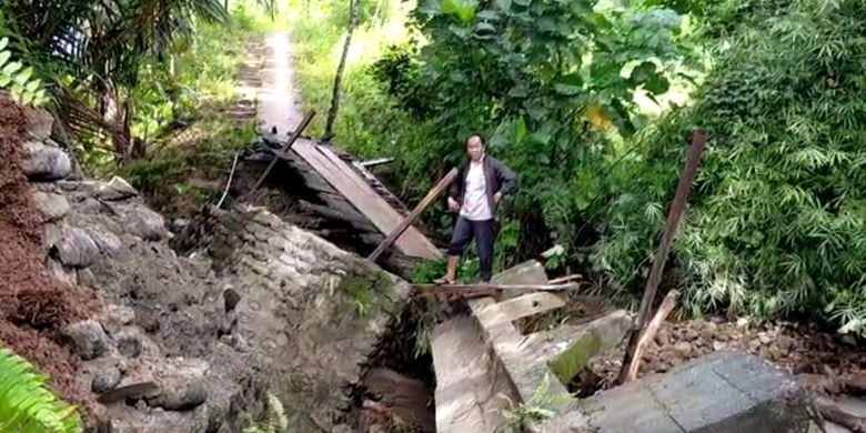 Longsor dan banjir terjang Desa Salulossa, Mamasa, Kamis (2/9/2021), sebabkan akses jalan dan jembatan menuju kota terputus. 