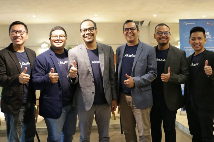  CEO & Co-Founder Akseleran Ivan Tambunan beserta jajaran Akseleran usai Presscon 